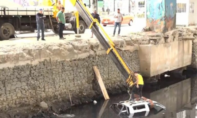Caminhonete cai dentro de valão em Vila Velha