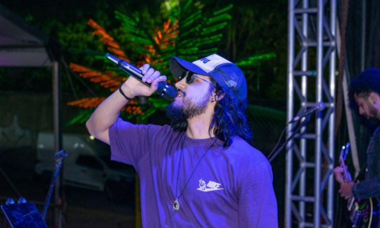 Cantor capixaba grava clipe com distribuição de cerveja na Orla de Cariacica