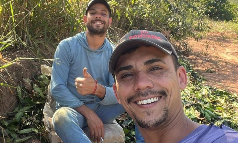 Casal de agricultores gay faz sucesso nas redes ao mostrar rotina no campo