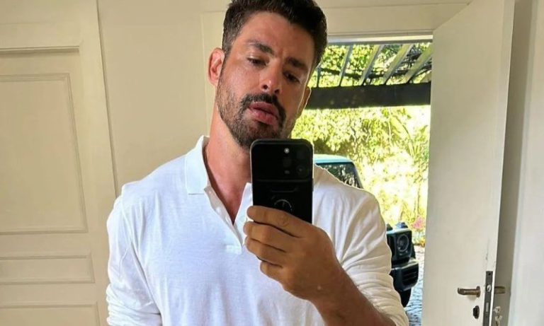 Cauã Reymond compartilha polaroids raras de ensaio feito por Karl Lagerfeld; veja