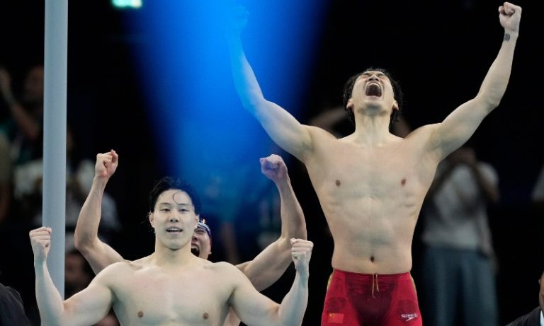 China vence revezamento 4x100m medley e quebra hegemonia histórica dos EUA