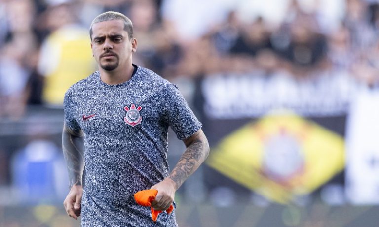 Corinthians empata com dois a mais e volta à zona de rebaixamento no Brasileiro