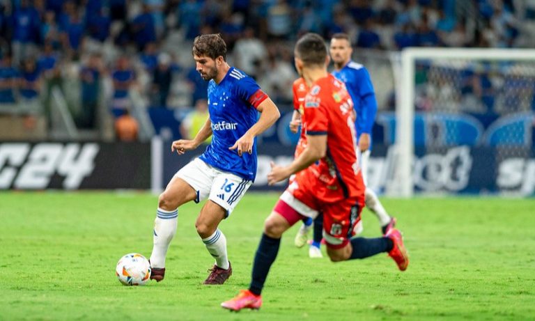 Cruzeiro domina, perde pênalti e empata com o Inter em jogo atrasado do Brasileiro