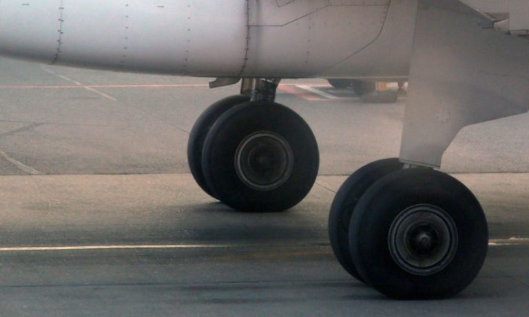 Duas pessoas morrem após pneu de avião explodir durante manutenção em aeroporto