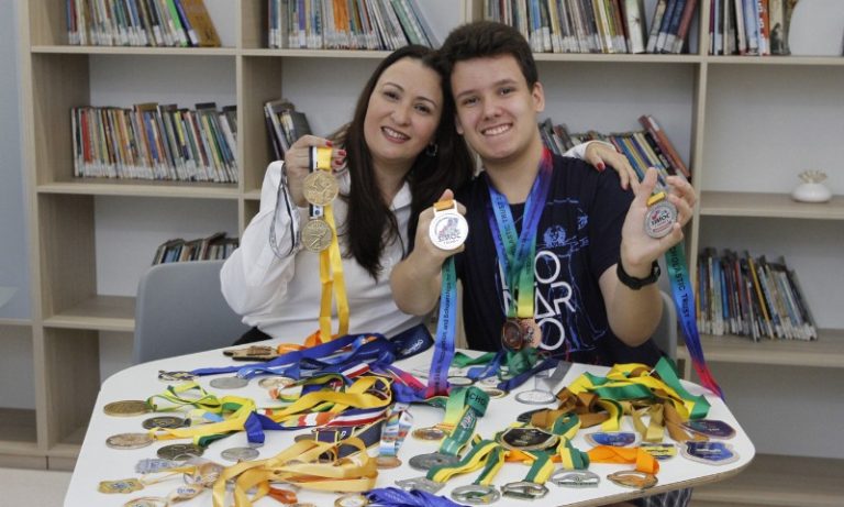 Estudante tem 80 premiações em olimpíadas científicas