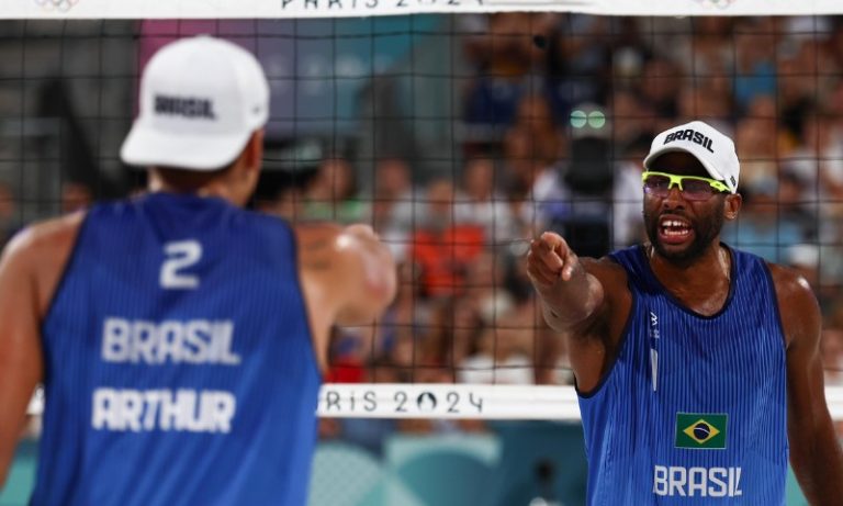 Evandro e Arthur batem holandeses e estão nas quartas de final do vôlei de praia