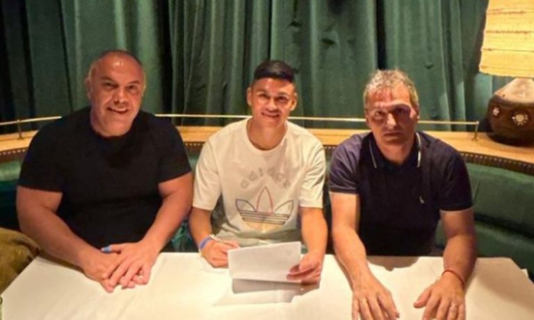 Flamengo anuncia a contratação do meia argentino Carlos Alcaraz