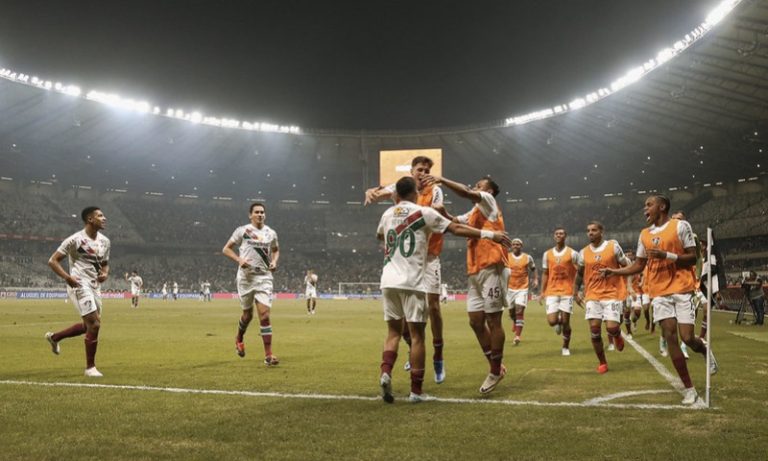 Fluminense bate Atlético-MG e dorme fora da zona de rebaixamento do Brasileiro