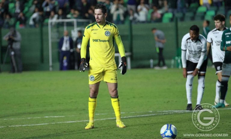 Goleiro marca duas vezes em virada do Goiás sobre o Ceará na Série B