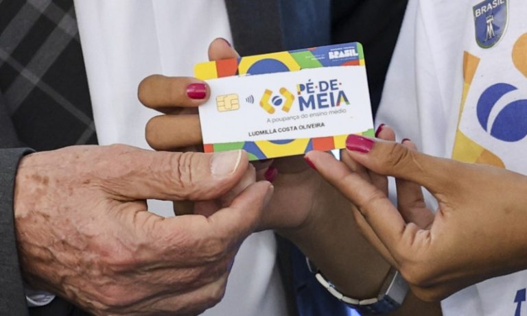 Governo anuncia ampliação de programa Pé-de-Meia para 1,2 milhão de estudantes