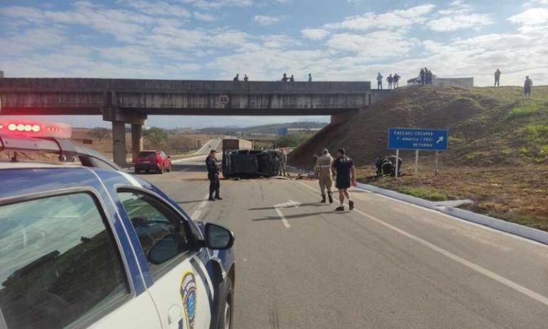 Grávida fica ferida após carro cair de viaduto no ES