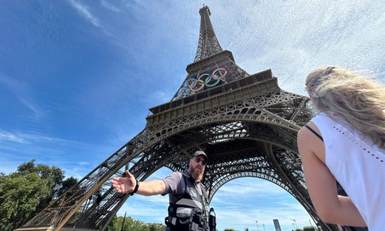 Homem escala Torre Eiffel e é detido pela polícia antes de encerramento dos Jogos