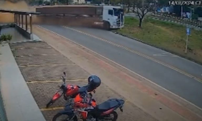 Homem sofre ‘apagão’, perde controle de carreta e atinge dois carros em Colatina