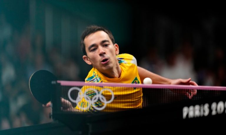 Hugo Calderano perde de sueco e disputará o bronze no tênis de mesa em Paris