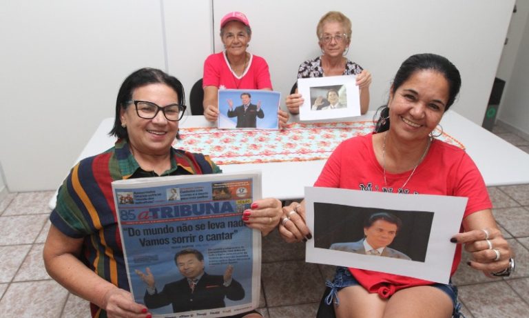 Idosos se emocionam com as memórias com Silvio Santos na TV
