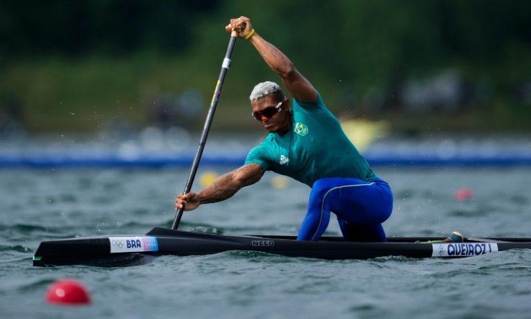 Isaquias Queiroz arranca nos metros finais e conquista prata na canoagem em Paris