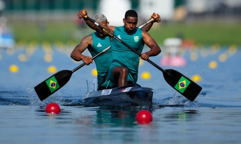 Isaquias Queiroz e Jacky Godmann ficam em 8º no C2 500m da canoagem velocidade