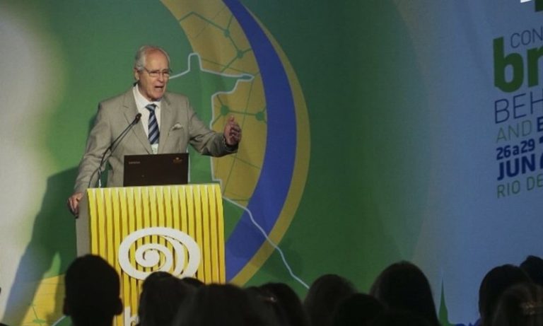 Médico brasileiro ganha prêmio internacional por pesquisas sobre Alzheimer