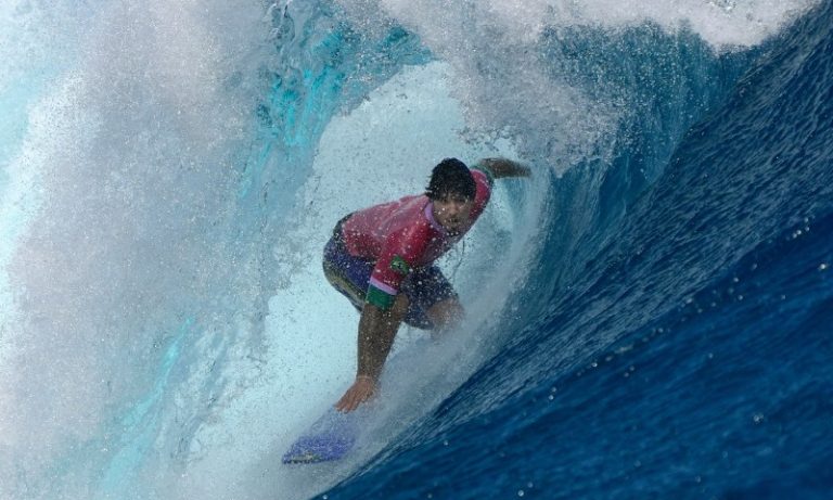 Medina confirma favoritismo, supera Chumbinho e vai à semifinal do surfe