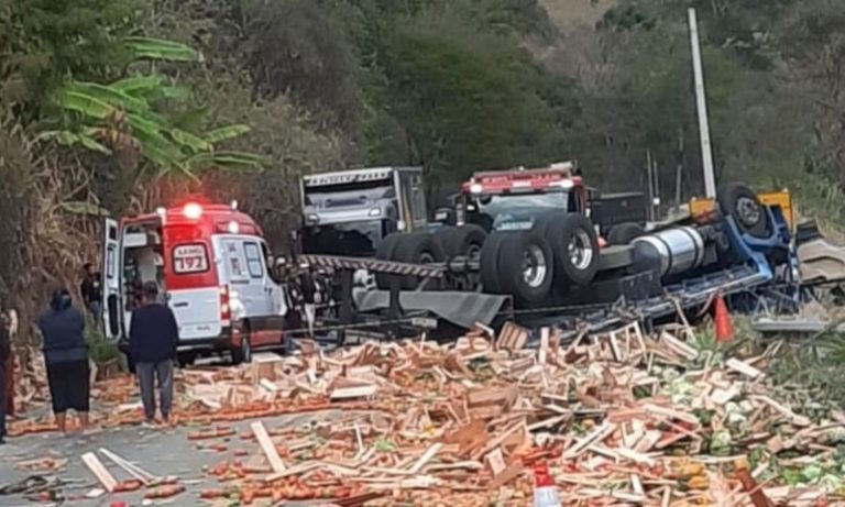 Motorista morre após caminhão tombar em rodovia no ES