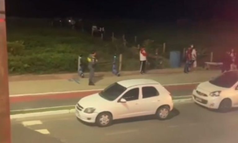Mulher fere adolescente com caco de vidro na Praia de Itaparica