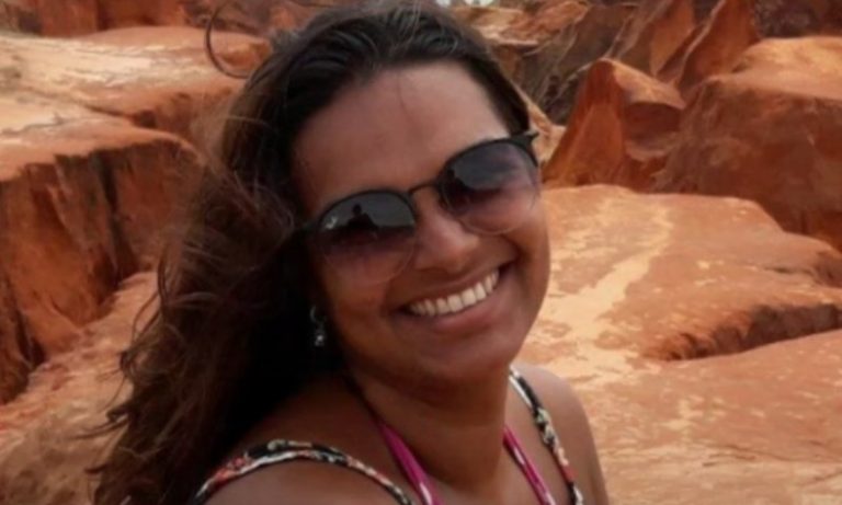 Mulher morre baleada após carro bater em viatura policial no Rio