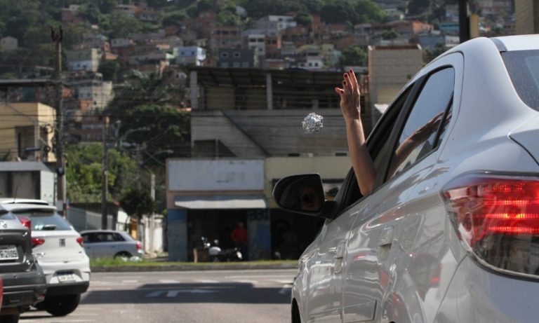 Multados por jogar papel e chiclete pela janela do carro