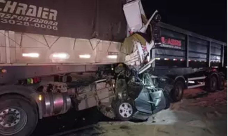 Na BR-116, no Paraná, acidente com duas carretas e um carro deixa 6 mortos