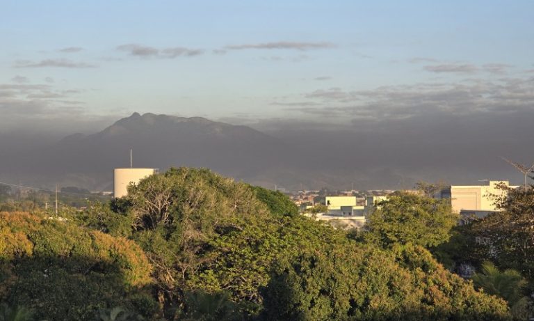 Nuvem escura chama atenção na Serra