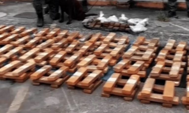 PM do Rio apreende uma tonelada de maconha em escola no Complexo da Maré