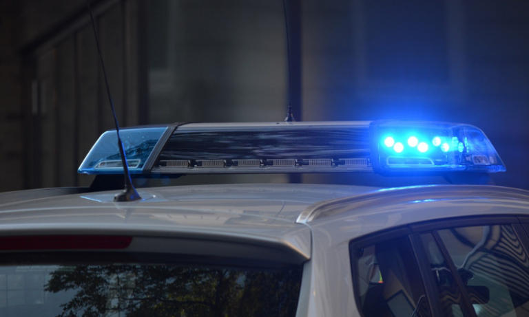 Dois homens são presos com adolescentes em motel