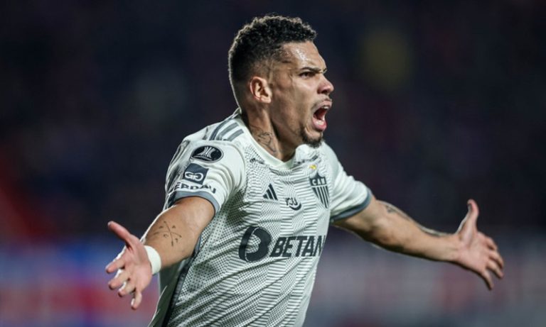 Paulinho marca e Atlético-MG arranca empate na Argentina pela Libertadores