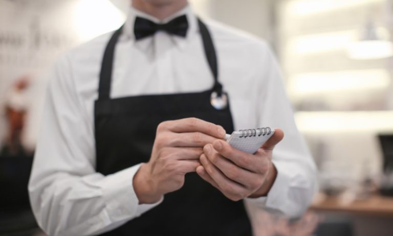 Perdeu a comanda? Saiba quais taxas podem ser cobradas em bares e restaurantes