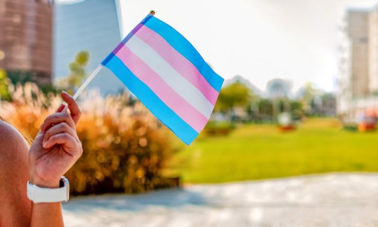 Ministérios assinam acordo para incluir mulheres trans e intersexo no Ligue 180