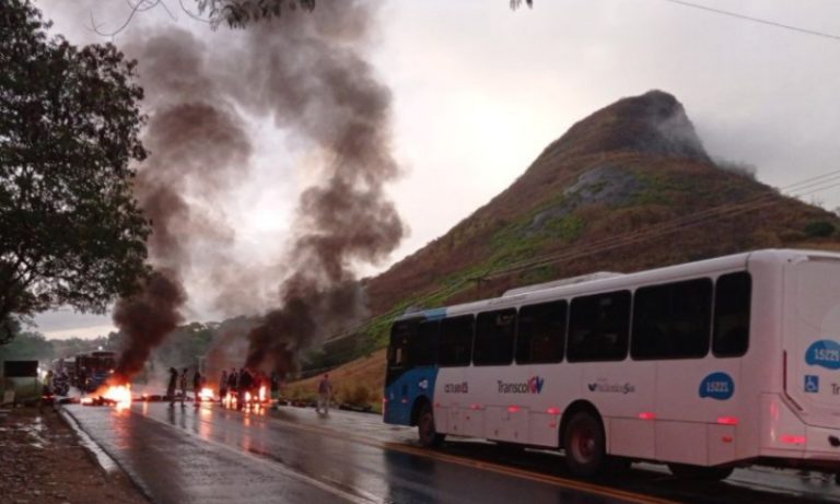 Protesto de moradores interdita BR-101 na Serra