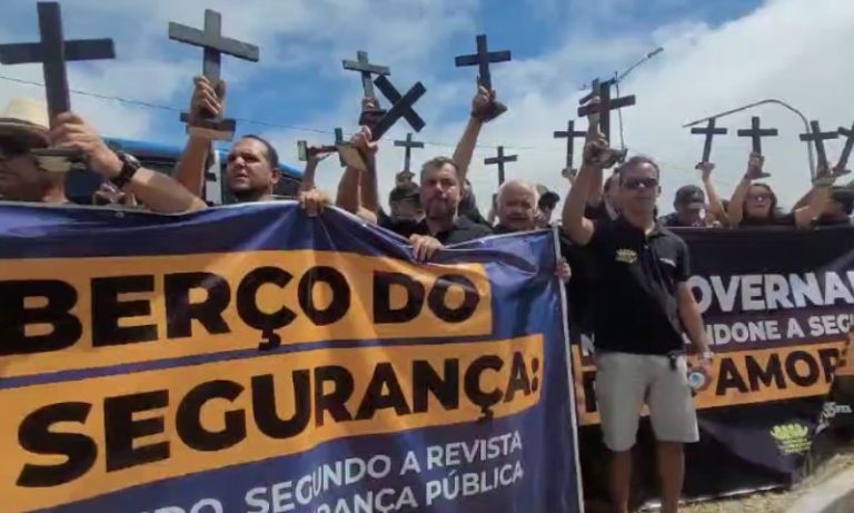 Protesto de policiais civis com caixão e cruzes ofusca convenção do PSDB em Caruaru