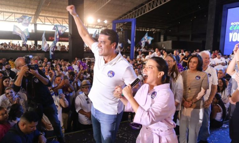 Protestos à parte, PSDB celebra união em Caruaru e confirma candidatura de Rodrigo