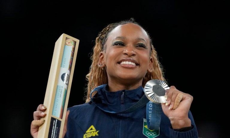Rebeca Andrade amplia coleção de medalhas com prata no salto em Paris
