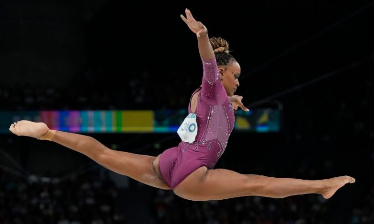 Rebeca Andrade se equilibra na trave, é ovacionada, mas termina em quarto