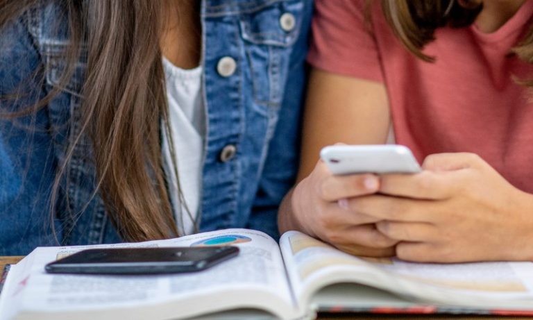 Seis em cada 10 escolas têm regras para uso do celular pelos alunos