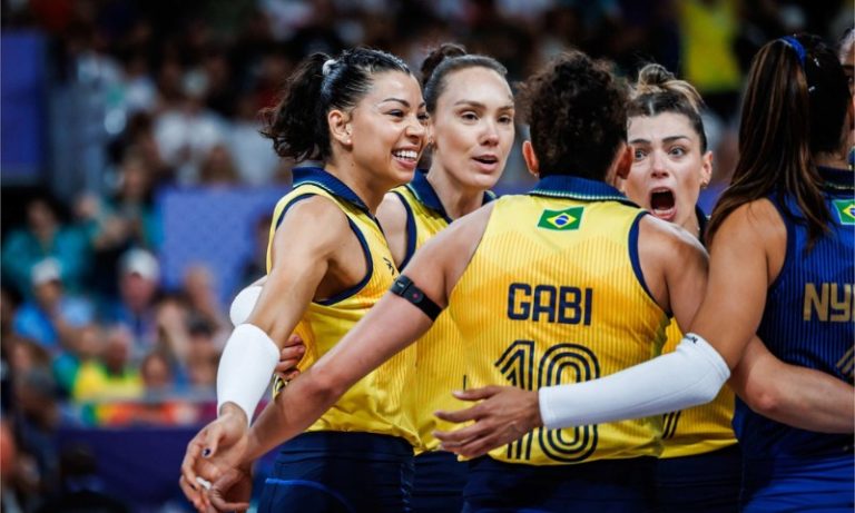Seleção feminina de vôlei arrasa República Dominicana e vai à semifinal em Paris