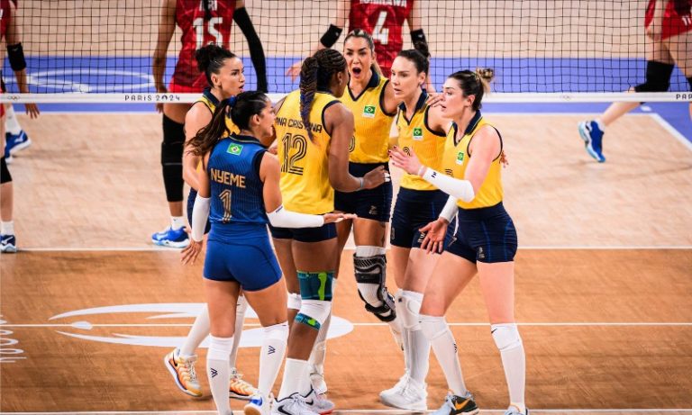 Seleção feminina de vôlei faz 3 a 0 no Japão e confirma vaga nas quartas em Paris