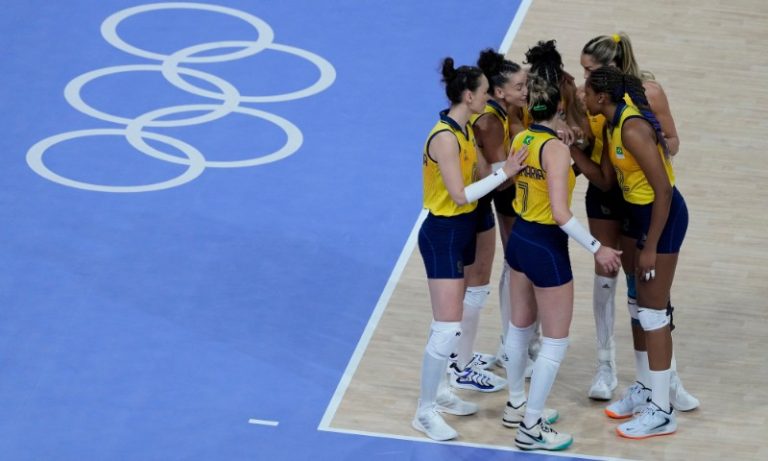 Seleção feminina volta a ser castigada pelos EUA e vai brigar pelo bronze no vôlei