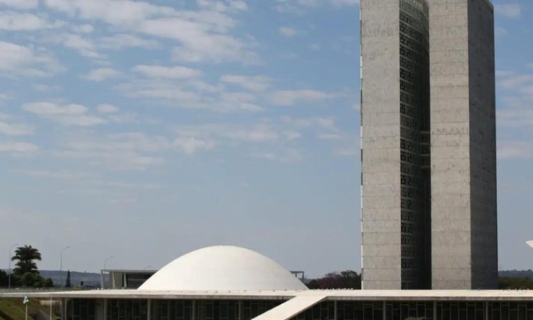 Comissão do Senado aprova isenção de FGTS e INSS para aposentado que trabalha