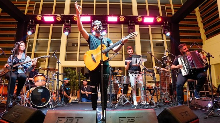 Show gratuito de Nando Cordel nesta sexta (9) celebra Dia dos Pais no RioMar Recife