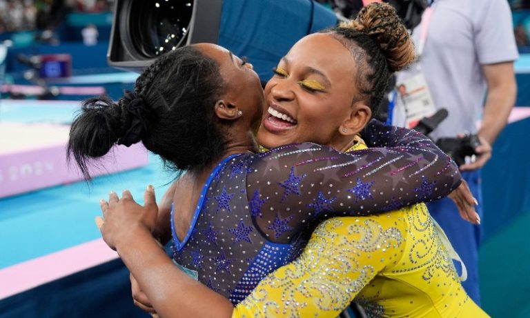 ‘Eu amo Rebeca. Ela é incrível’, diz Biles sobre a brasileira