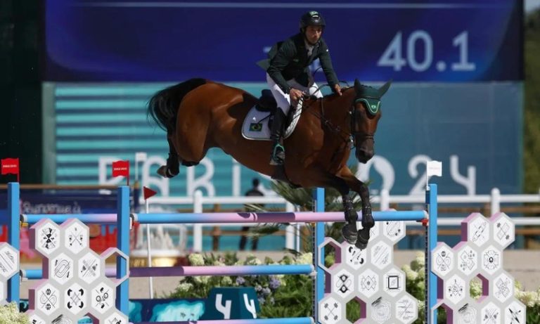 Stephan Barcha é 5º nos saltos do hipismo em Paris