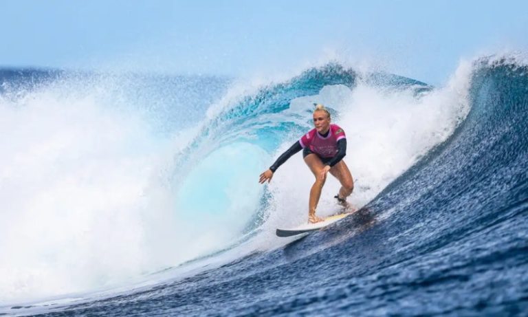 Tati Weston-Webb perde de americana por 0,18 e fica com a prata no surfe olímpico
