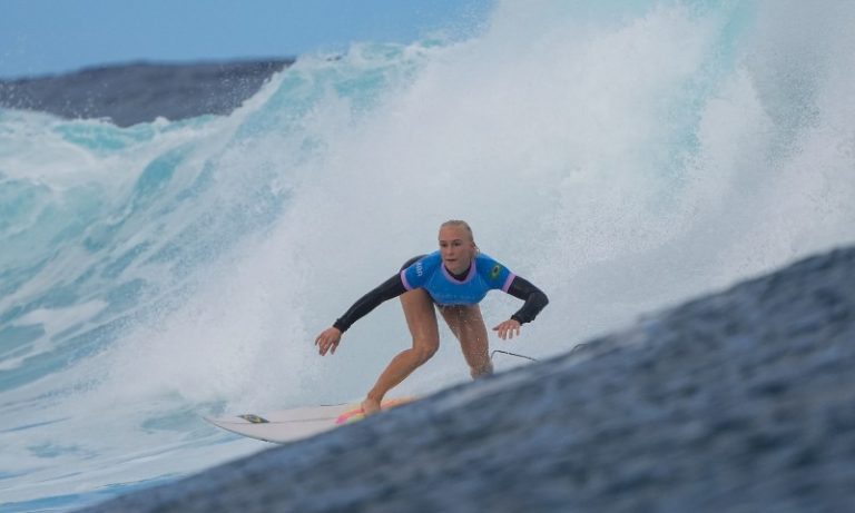Tatiana Weston-Webb avança às semifinais do surfe feminino; Luana é eliminada