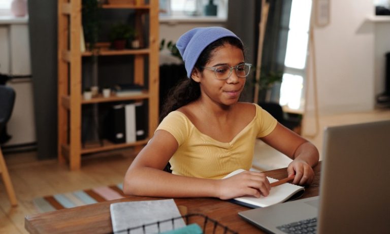Uso da internet por crianças e adolescentes recua pela 1ª vez em pesquisa do IBGE